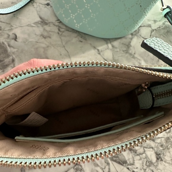 Guess 2-in-1 Amara Crossbody 🩵 - Picture 7 of 8